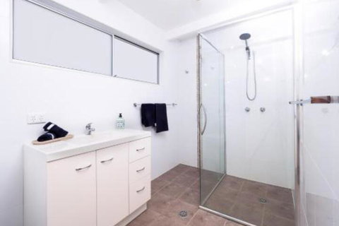 Seaview Getaway - Foster Accommodation 6