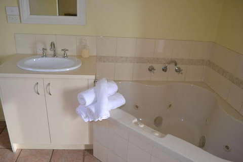Lorne Cottages Ocean Views Log Fires & Spas - Foster Accommodation 3
