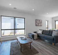 Comfy And Warm Home In Point Cook - Foster Accommodation