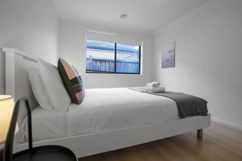 Lightful Charming House With Free Parking - Foster Accommodation 2