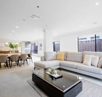 Lightful Charming House With Free Parking - Foster Accommodation