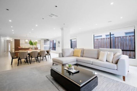 Lightful Charming House With Free Parking - Foster Accommodation 0