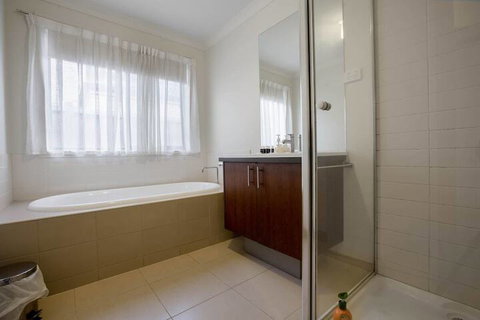 Lightful Charming House With Free Parking - Foster Accommodation 6