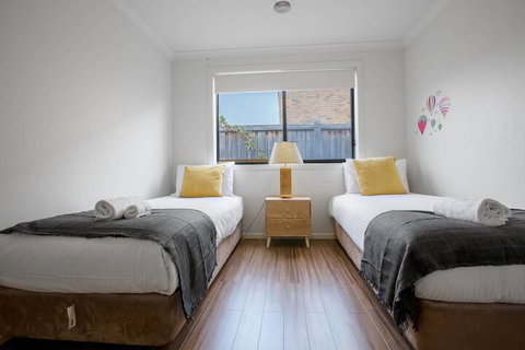 Lightful Charming House With Free Parking - Foster Accommodation 7