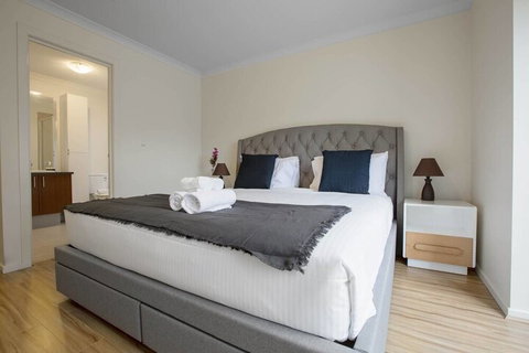 Lightful Charming House With Free Parking - Foster Accommodation 5