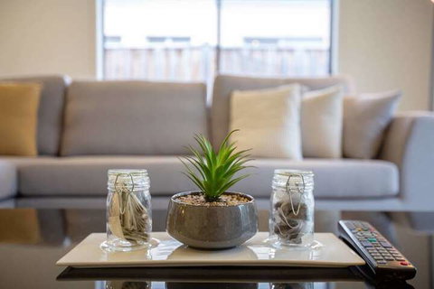 Lightful Charming House With Free Parking - Foster Accommodation 3