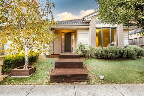 Lightful Charming House With Free Parking - Foster Accommodation 1