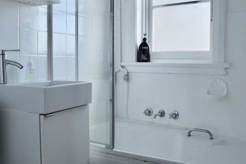 Comfortable 3 Bedroom Apartment In Trendy Haberfield - Foster Accommodation 1