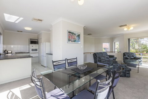 The Burswood Townhouse - Foster Accommodation 7