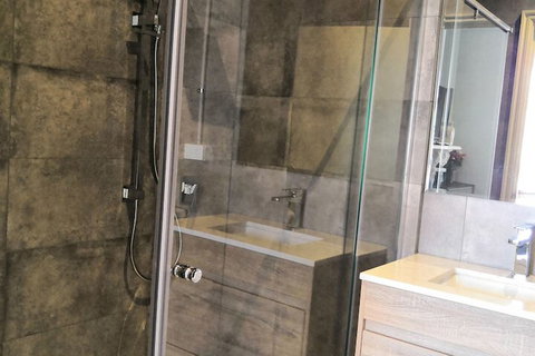 Summers Holiday Inn - Foster Accommodation 2