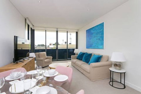 Large Modern 2 Bedroom Apartment Near Lake Claremont - Foster Accommodation 0