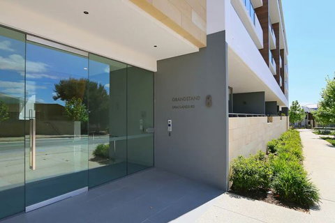 Large Modern 2 Bedroom Apartment Near Lake Claremont - Foster Accommodation 2