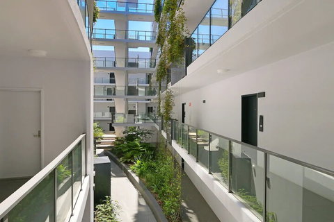 Large Modern 2 Bedroom Apartment Near Lake Claremont - Foster Accommodation 4