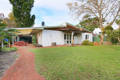 Spacious 5 Bed Home Close To Cottesloe Beach - Foster Accommodation 2