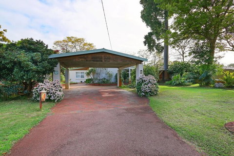 Spacious 5 Bed Home Close To Cottesloe Beach - Foster Accommodation 1