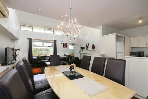 Spacious 5 Bed Home Close To Cottesloe Beach - Foster Accommodation 7
