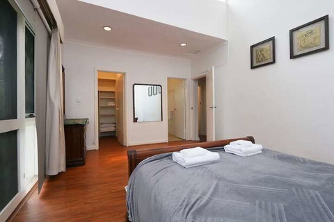 Spacious 5 Bed Home Close To Cottesloe Beach - Foster Accommodation 3