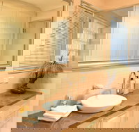 Modern 2 Bedroom Unit Close to CBD - Foster Accommodation