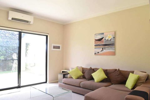 Comfortable 2 Bedroom With Serene Garden - Foster Accommodation 6
