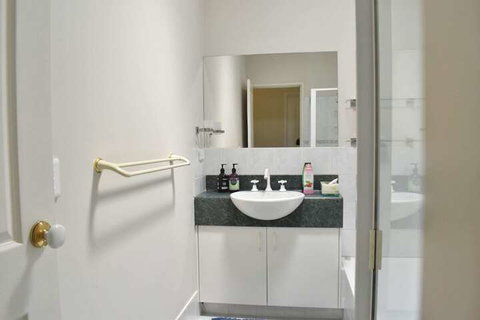 Comfortable 2 Bedroom With Serene Garden - Foster Accommodation 1
