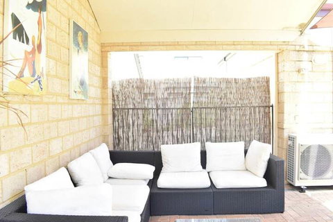 Comfortable 2 Bedroom With Serene Garden - Foster Accommodation 3