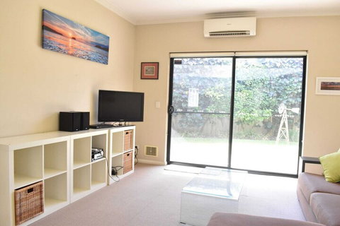 Comfortable 2 Bedroom With Serene Garden - Foster Accommodation 7
