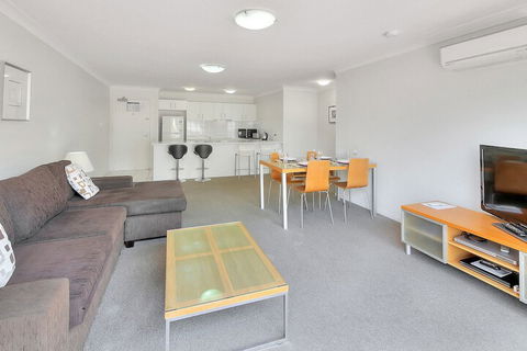 Airtrip Apartment On Russell St - Foster Accommodation 3