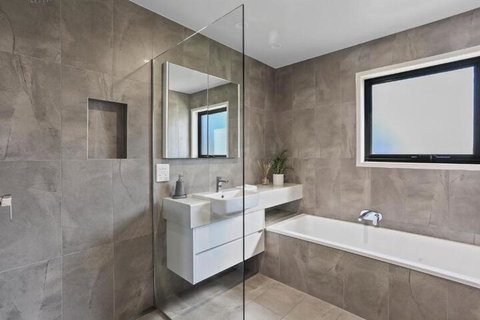 Sirocco On Main - Foster Accommodation 3
