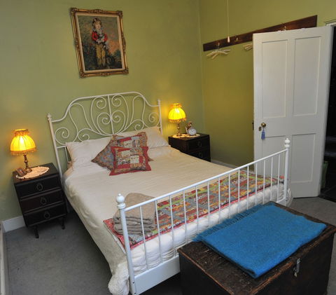 Emma Tiver Heritage Cottage - Foster Accommodation 2