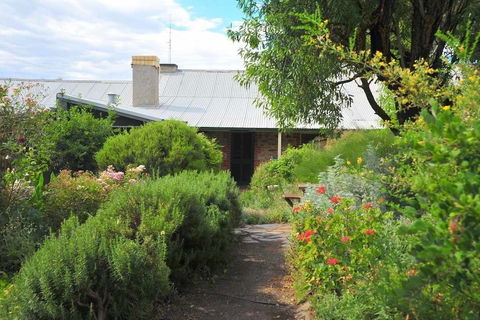 Emma Tiver Heritage Cottage - Foster Accommodation 1