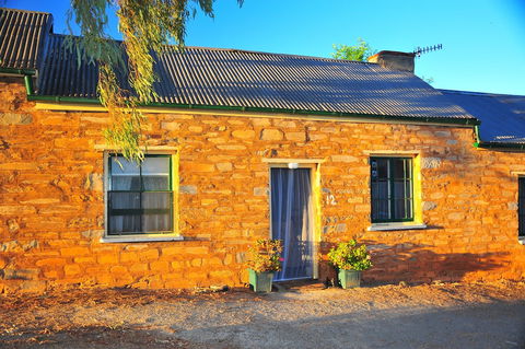 Emma Tiver Heritage Cottage - Foster Accommodation 0