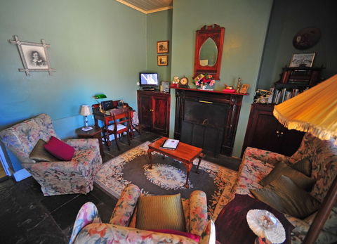 Emma Tiver Heritage Cottage - Foster Accommodation 3