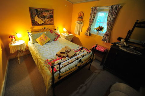 Emma Tiver Heritage Cottage - Foster Accommodation 4