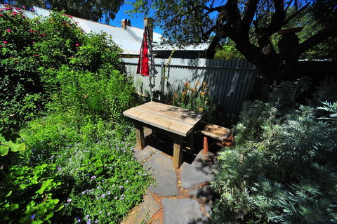 Emma Tiver Heritage Cottage - Foster Accommodation 6