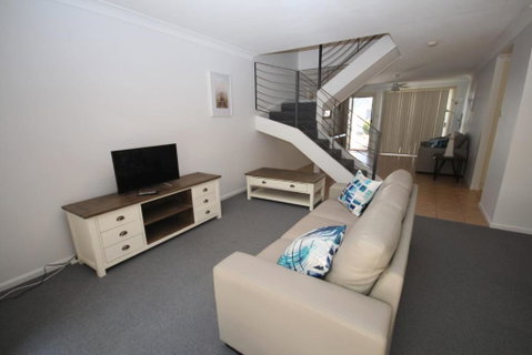 Waters Edge - Foster Accommodation 6