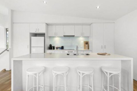 SURF CENTRAL Wifi Double Garage & Smack Bang In The Middle Of Town - Foster Accommodation 2