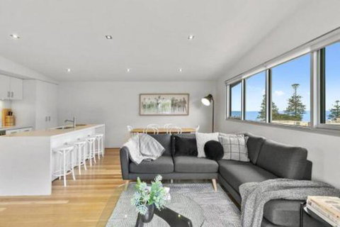 SURF CENTRAL Wifi Double Garage & Smack Bang In The Middle Of Town - Foster Accommodation 5