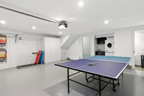 SURF CENTRAL Wifi Double Garage & Smack Bang In The Middle Of Town - Foster Accommodation 6
