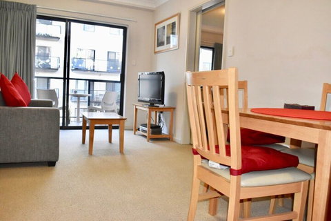 Convenient City Aprt For 2 W / Pool Gym Tennis Court - Foster Accommodation 5