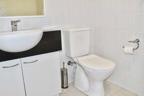 Convenient City Aprt For 2 W / Pool Gym Tennis Court - Foster Accommodation 7