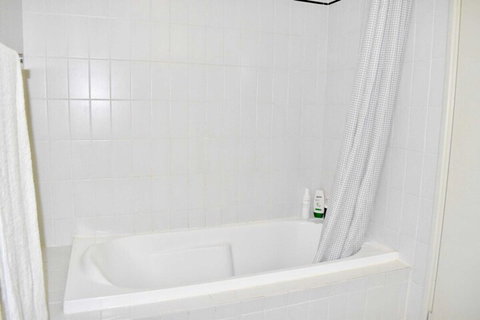 Convenient City Aprt For 2 W / Pool Gym Tennis Court - Foster Accommodation 6