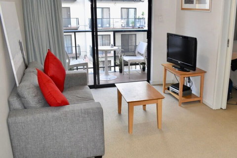 Convenient City Aprt For 2 W / Pool Gym Tennis Court - Foster Accommodation 4
