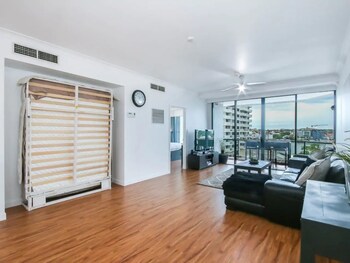 Modern 2 Bedroom River View Apartment In Docklands - Foster Accommodation 2