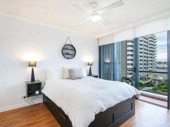 Modern 2 Bedroom River View Apartment In Docklands - Foster Accommodation 1
