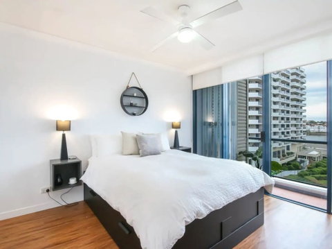 Modern 2 Bedroom River View Apartment In Docklands - Foster Accommodation 3