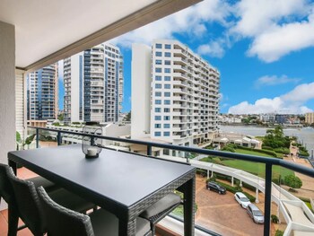 Modern 2 Bedroom River View Apartment In Docklands - Foster Accommodation 6