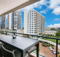 Modern 2 Bedroom River View Apartment in Docklands - Foster Accommodation