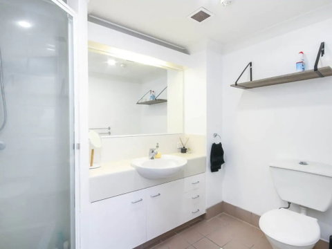 Modern 2 Bedroom River View Apartment In Docklands - Foster Accommodation 4