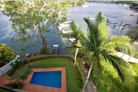 Modern Studio Apartment With Pool & Amazing Views - Foster Accommodation 1