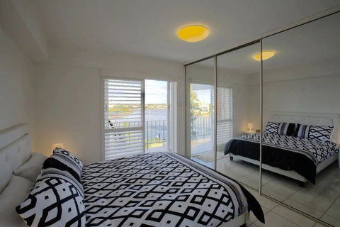 Modern Studio Apartment With Pool & Amazing Views - Foster Accommodation 5